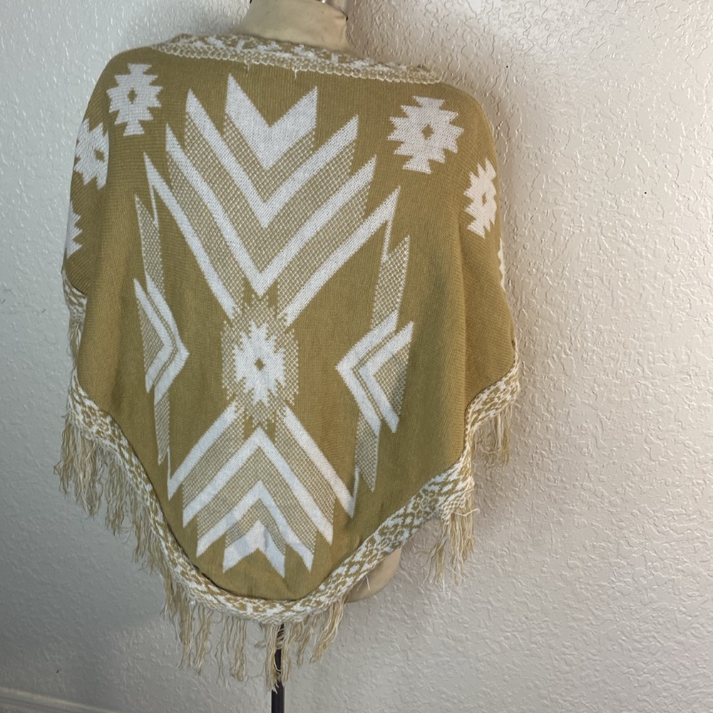 Poncho - Picture 3 of 7